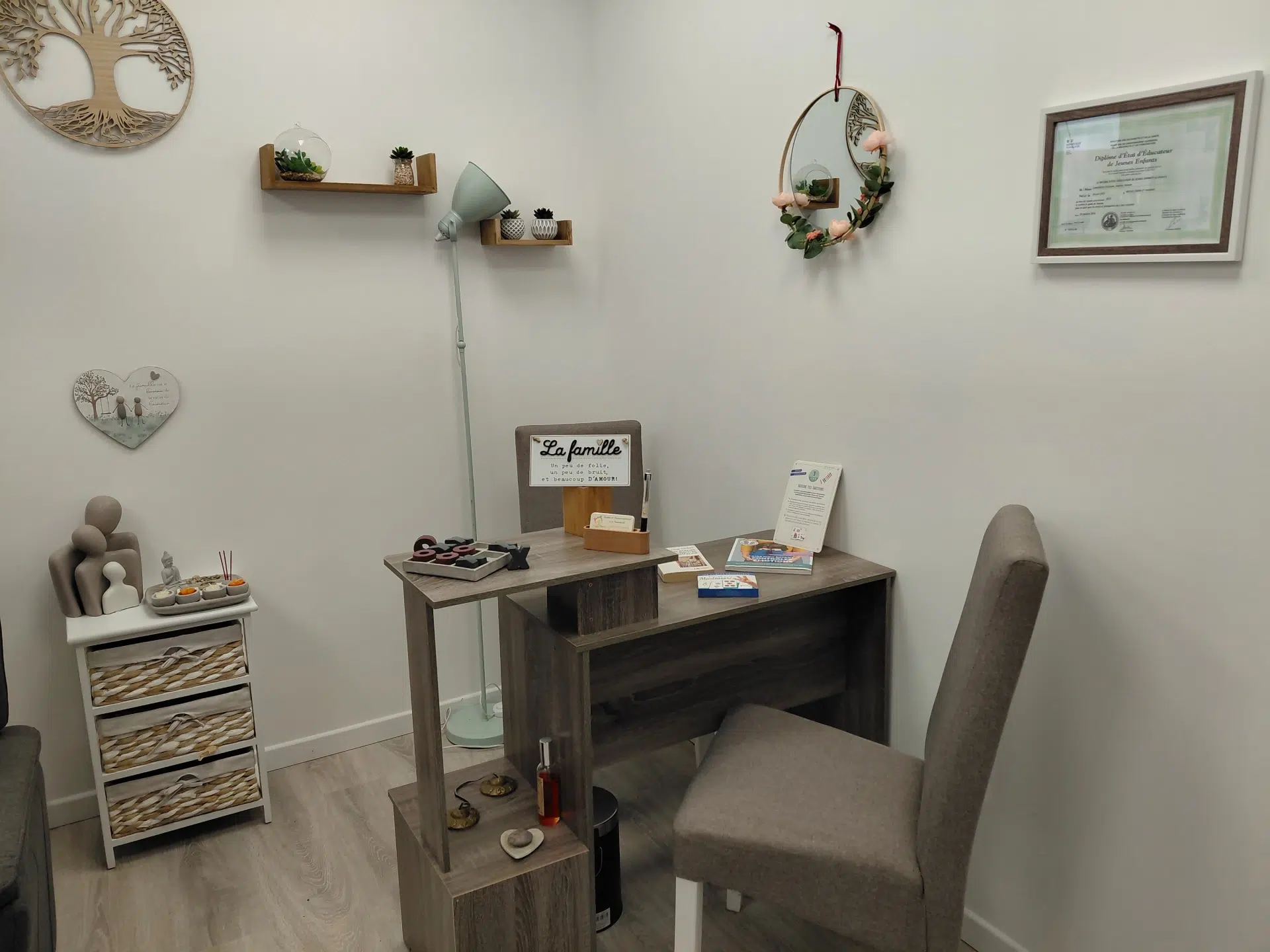 Bureau avec décoration murale et étagères