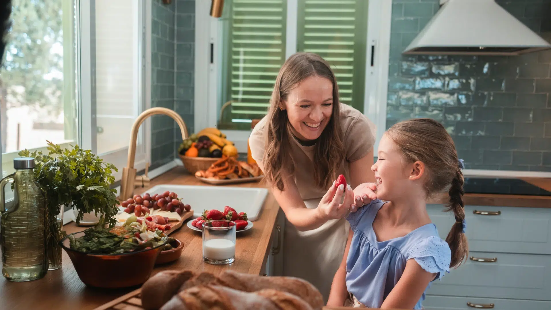Femme et enfant dans une cuisine avec des fruits
