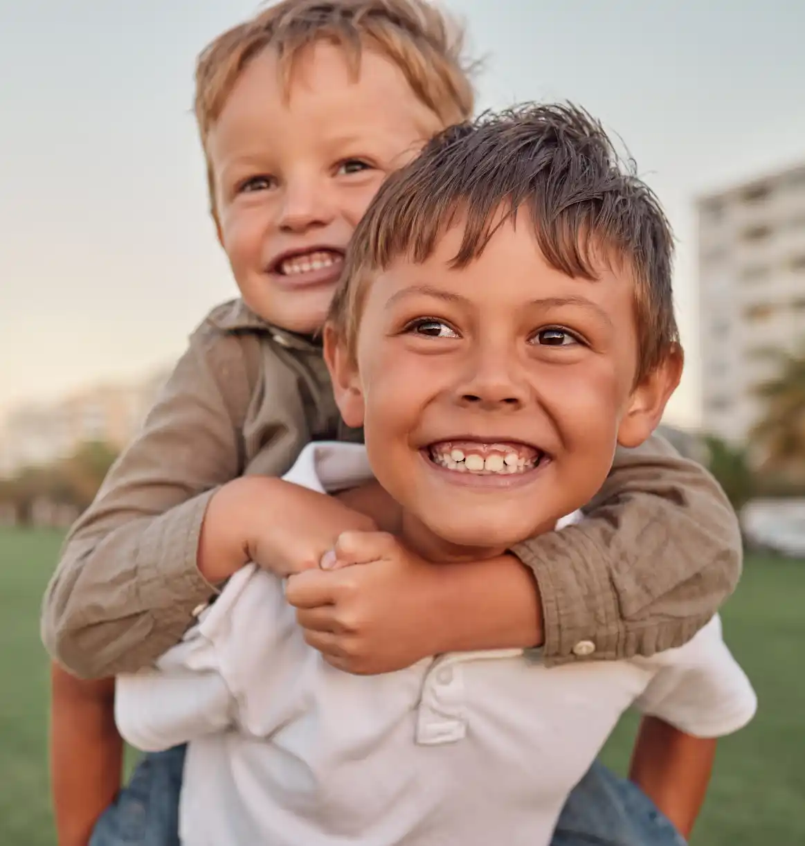 Deux enfants souriants en plein air
